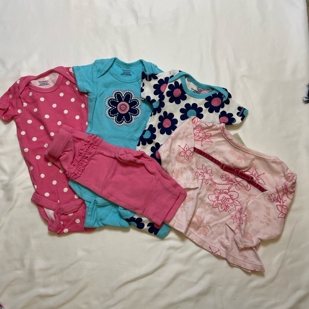 Girls Gerber size 0-3 months 3 onesies, 1 pants, and 1 shirt set